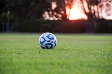厄瓜多尔2-1胜库拉索，世界杯小组赛南美铁骑力克加勒比黑马（配图示意）